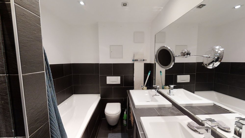 Bad mit Dusche+Wanne