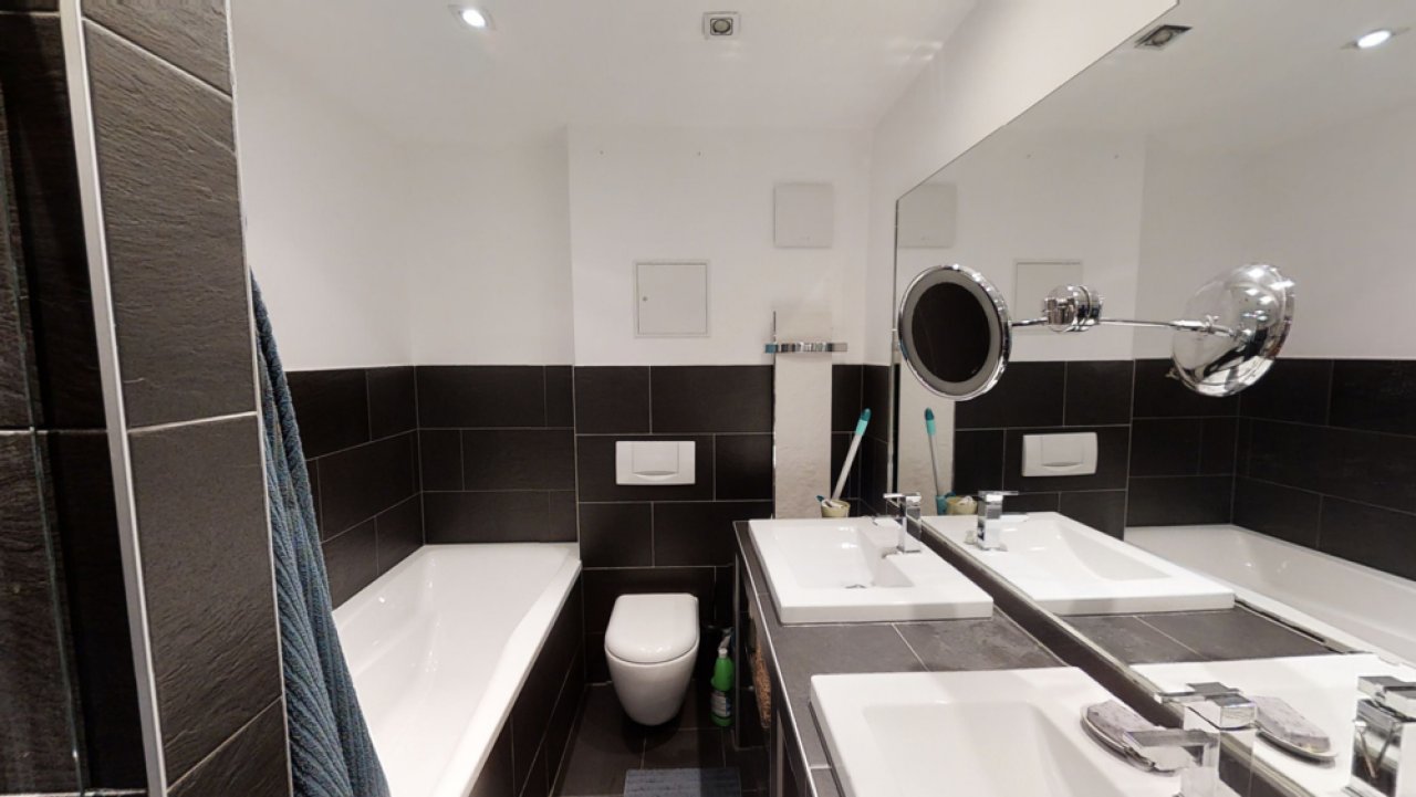 Bad mit Dusche+Wanne