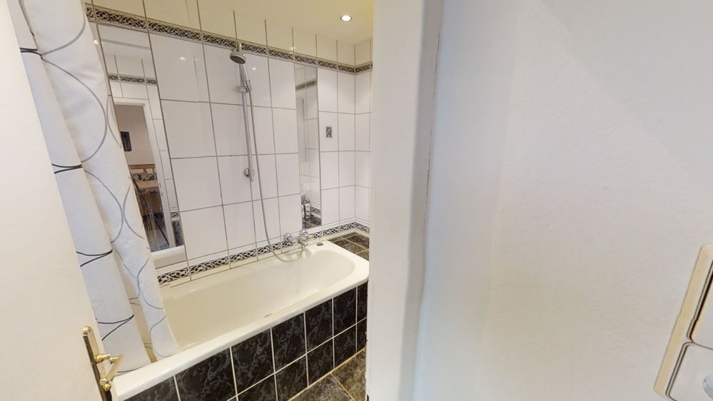 Badezimmer mit Wanne und Fenster Badezimmer mit Wanne und Fenster